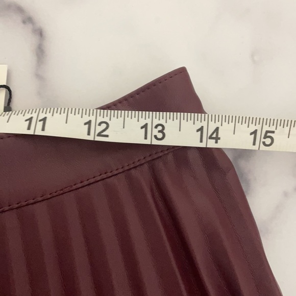 EXPRESS NWT MAROON/WINE HIGH WAISTED PLEATED VEGAN LEATHER TENNIS SKIRT SIZE 6 - Picture 6 of 8